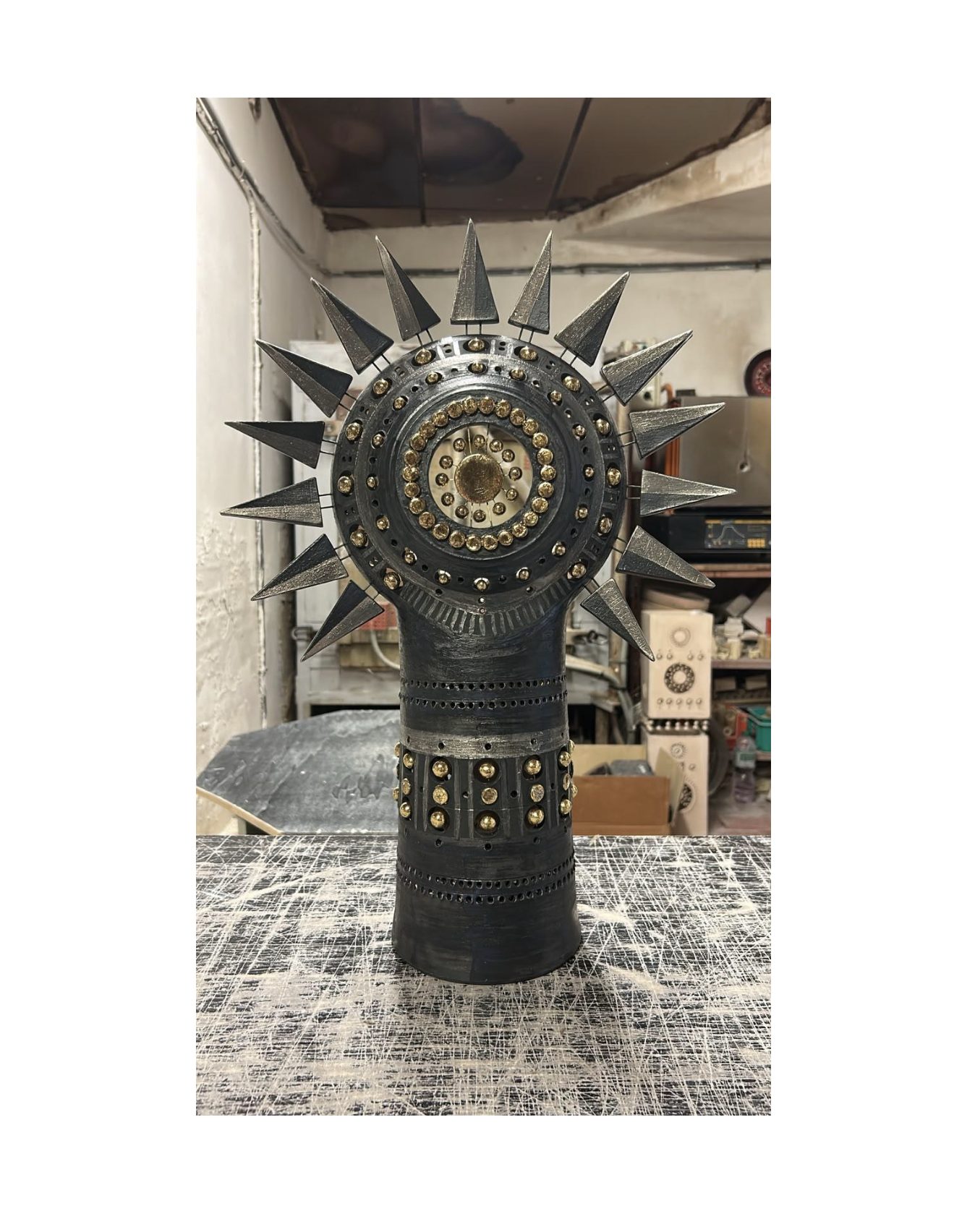 Lampe Soleil de Georges Pelletier en céramique émaillée noir, or et platine