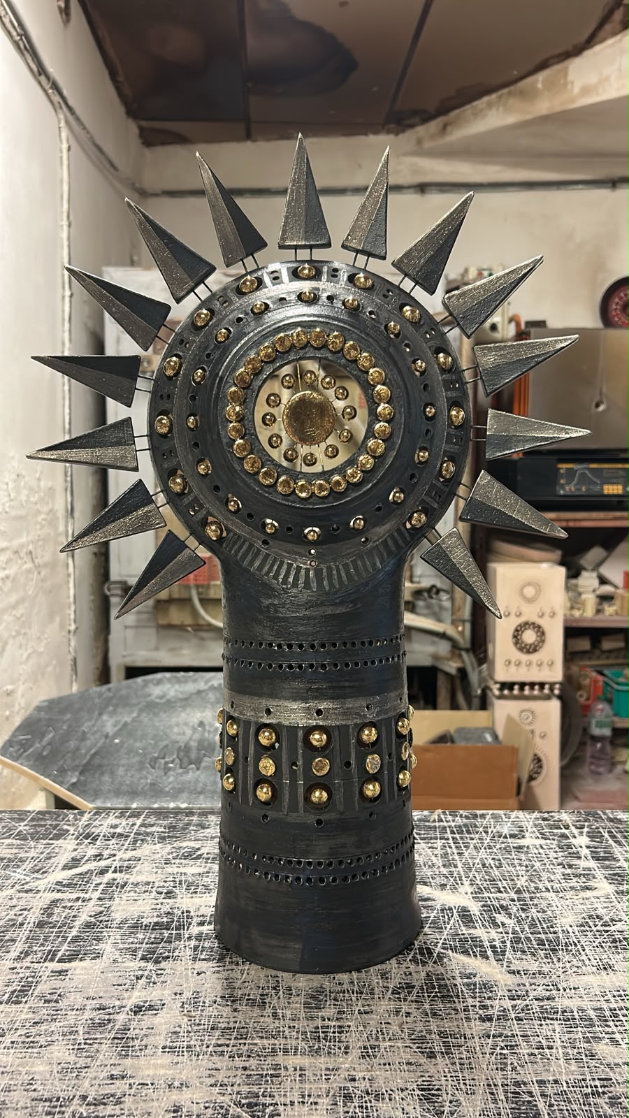 Lampe Soleil de Georges Pelletier en céramique émaillée noir, or et platine