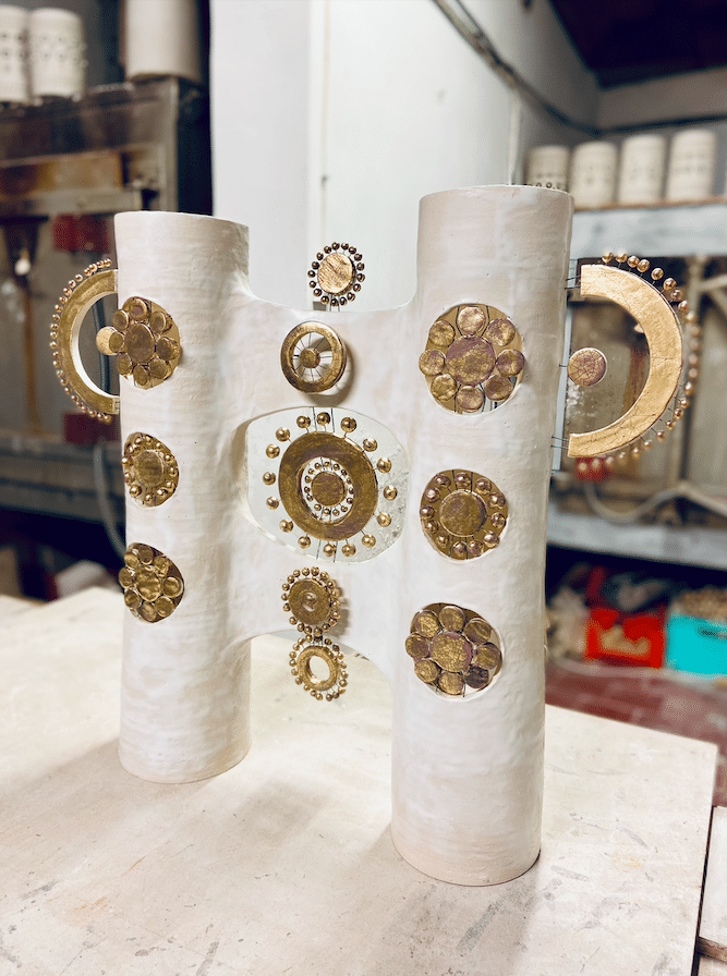 Lampe double colonne en céramique émaillée blanc et or - profil
