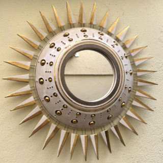 Miroir de Georges Pelletier à piques émaillé blanc et or