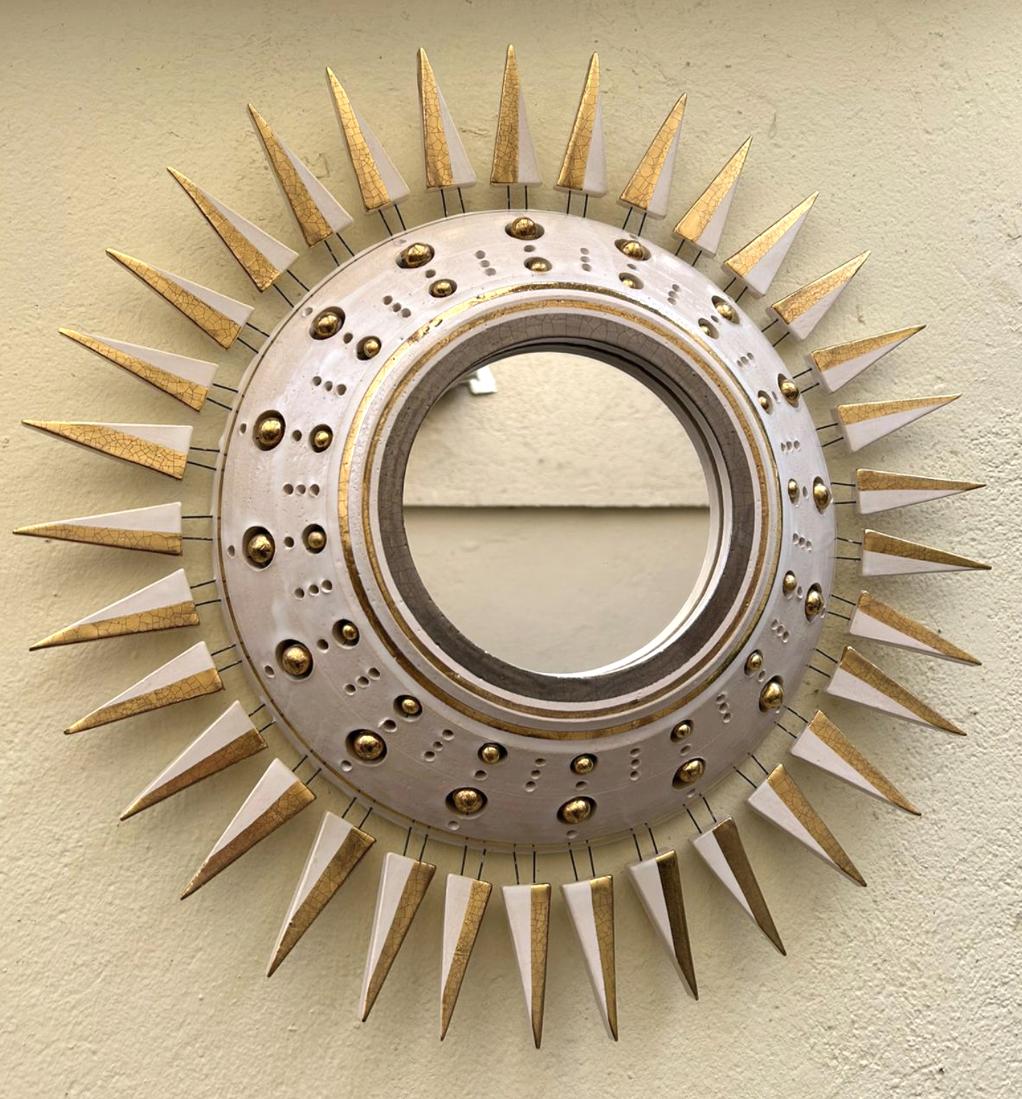 Miroir de Georges Pelletier à piques émaillé blanc et or