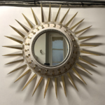 Miroir de Georges Pelletier à piques émaillé blanc et or