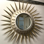 Miroir de Georges Pelletier à piques émaillé blanc et or