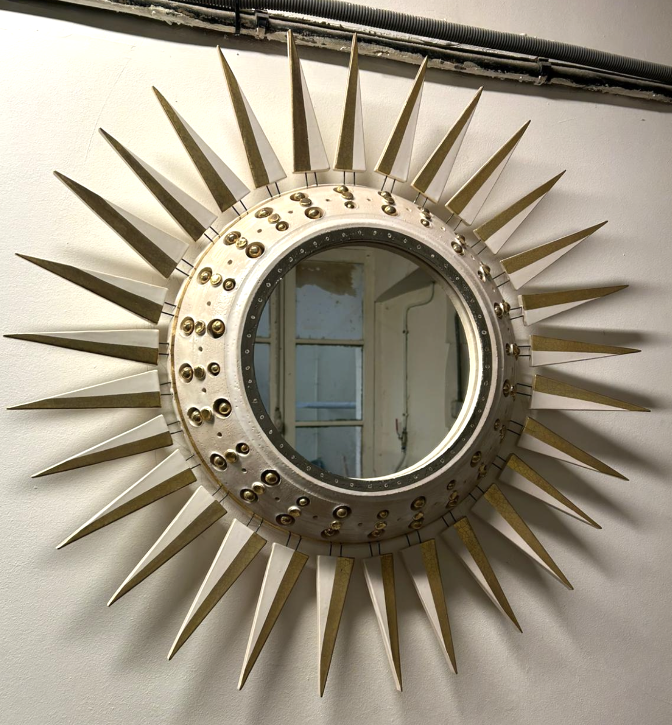 Miroir de Georges Pelletier à piques émaillé blanc et or