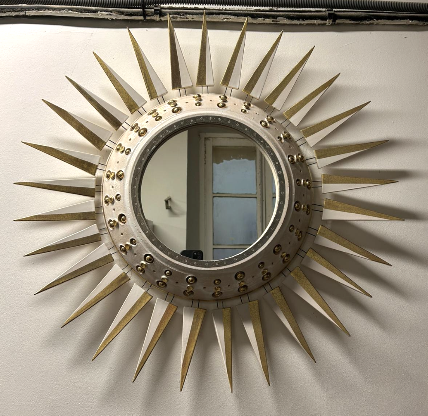 Miroir de Georges Pelletier à piques émaillé blanc et or