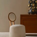 Fauteuil et sculpture de Georges Pelletier au Showroom de Shanghai.