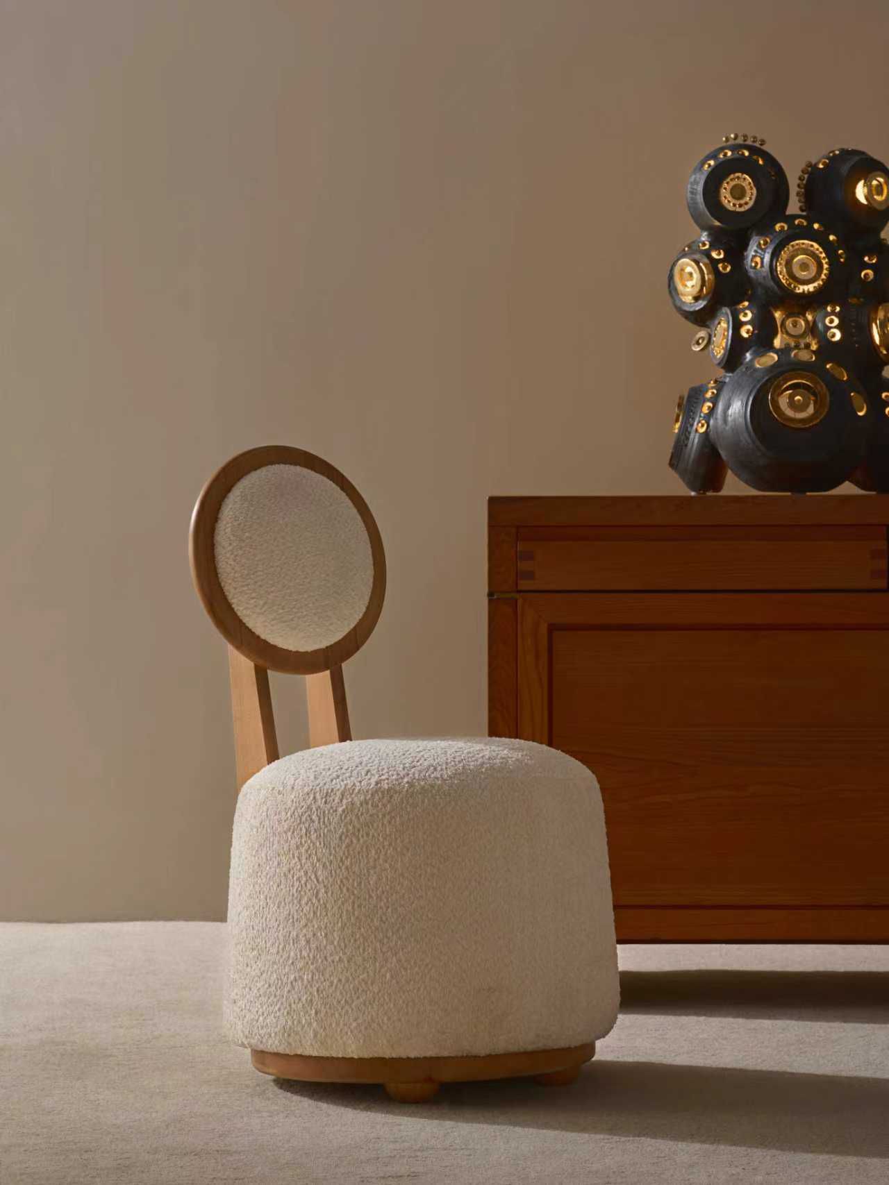 Fauteuil et sculpture de Georges Pelletier au Showroom de Shanghai.