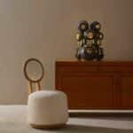 Fauteuil et sculpture de Georges Pelletier au Showroom de Shanghai.