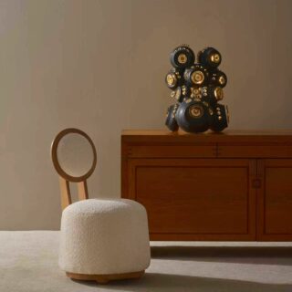 Fauteuil et sculpture de Georges Pelletier au Showroom de Shanghai.