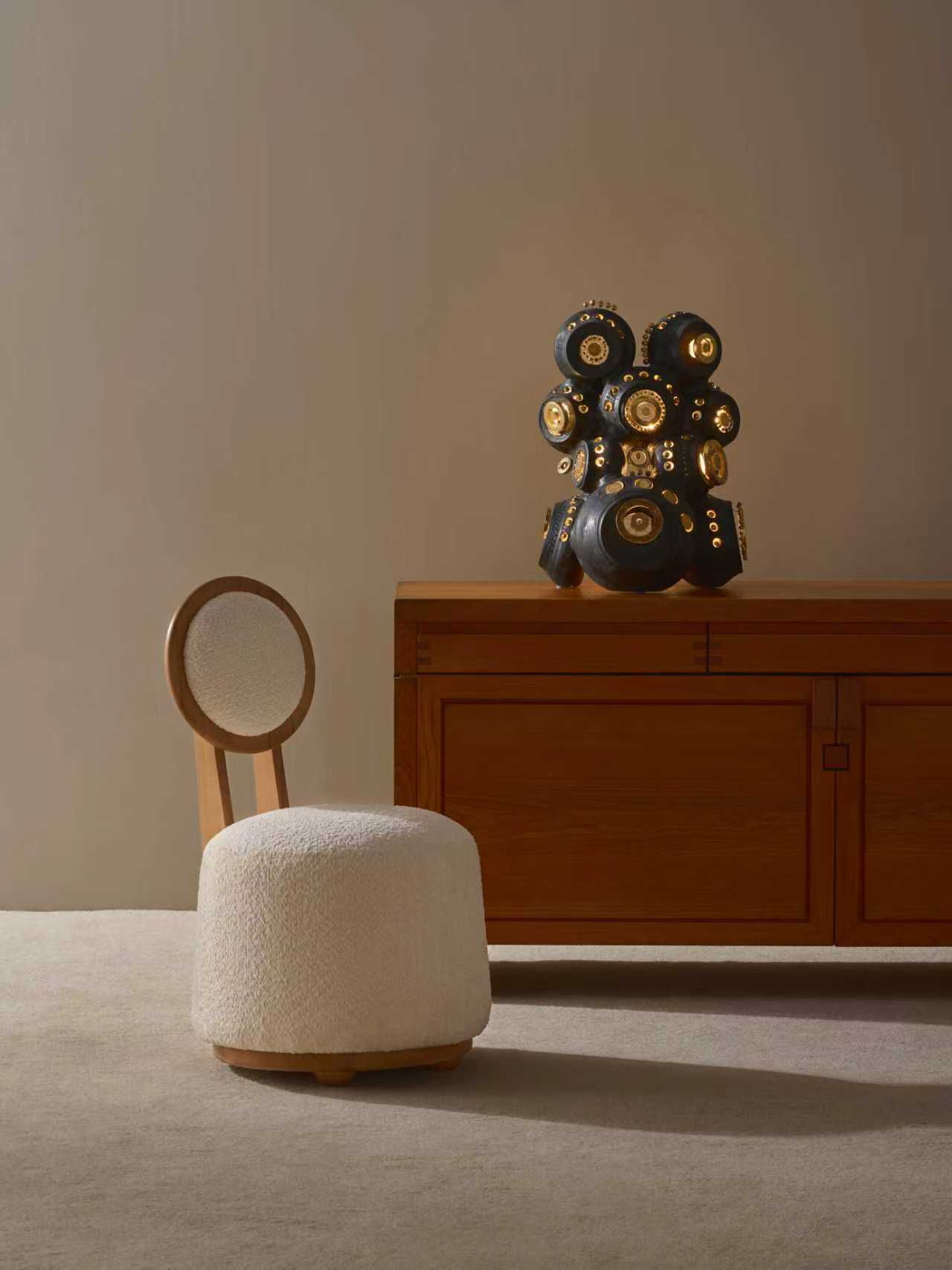 Fauteuil et sculpture de Georges Pelletier au Showroom de Shanghai.