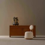 Fauteuil et sculpture de Georges Pelletier au Showroom de Shanghai.