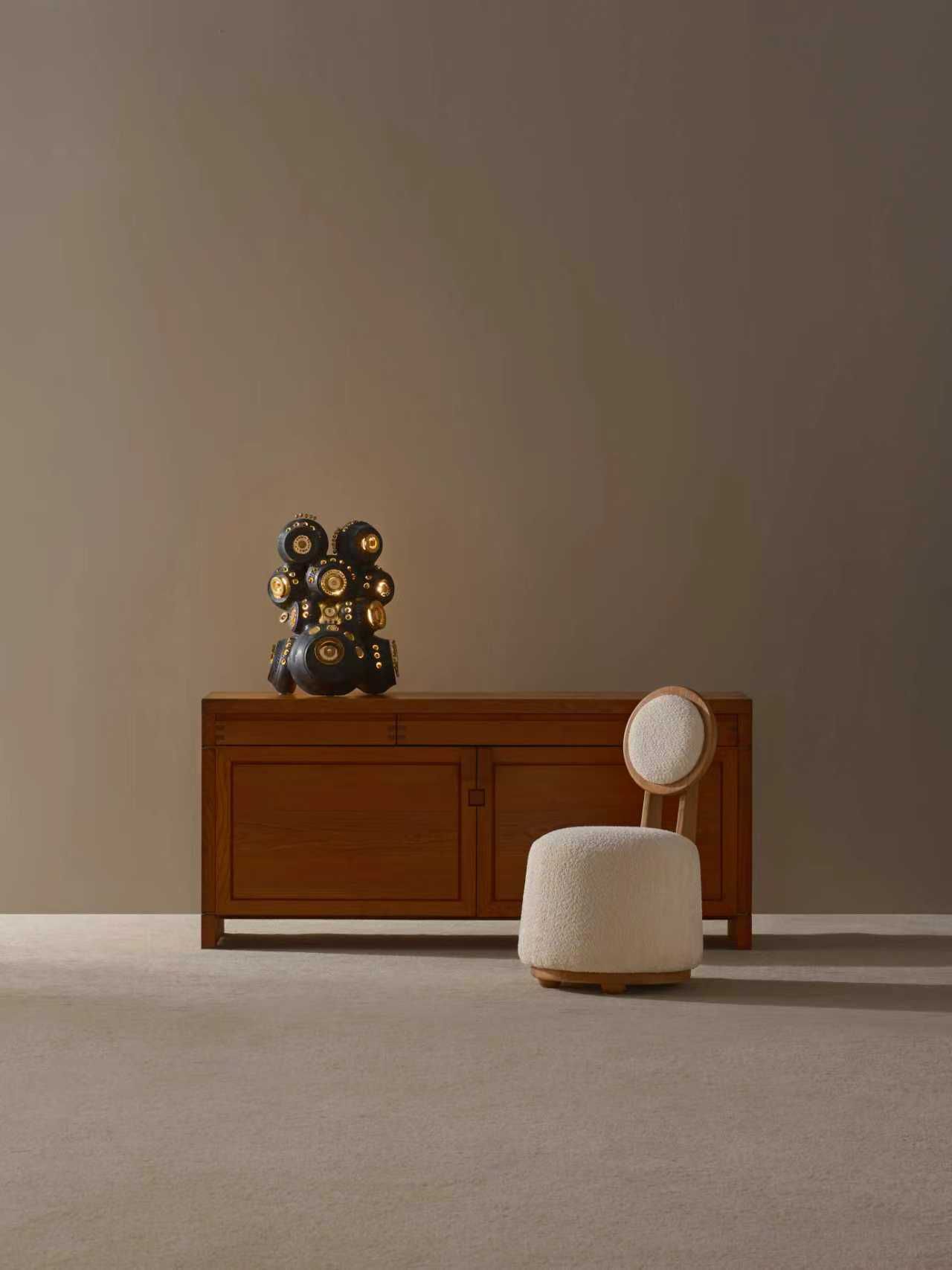 Fauteuil et sculpture de Georges Pelletier au Showroom de Shanghai.