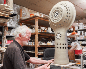 Georges Pelletier dans son atelier