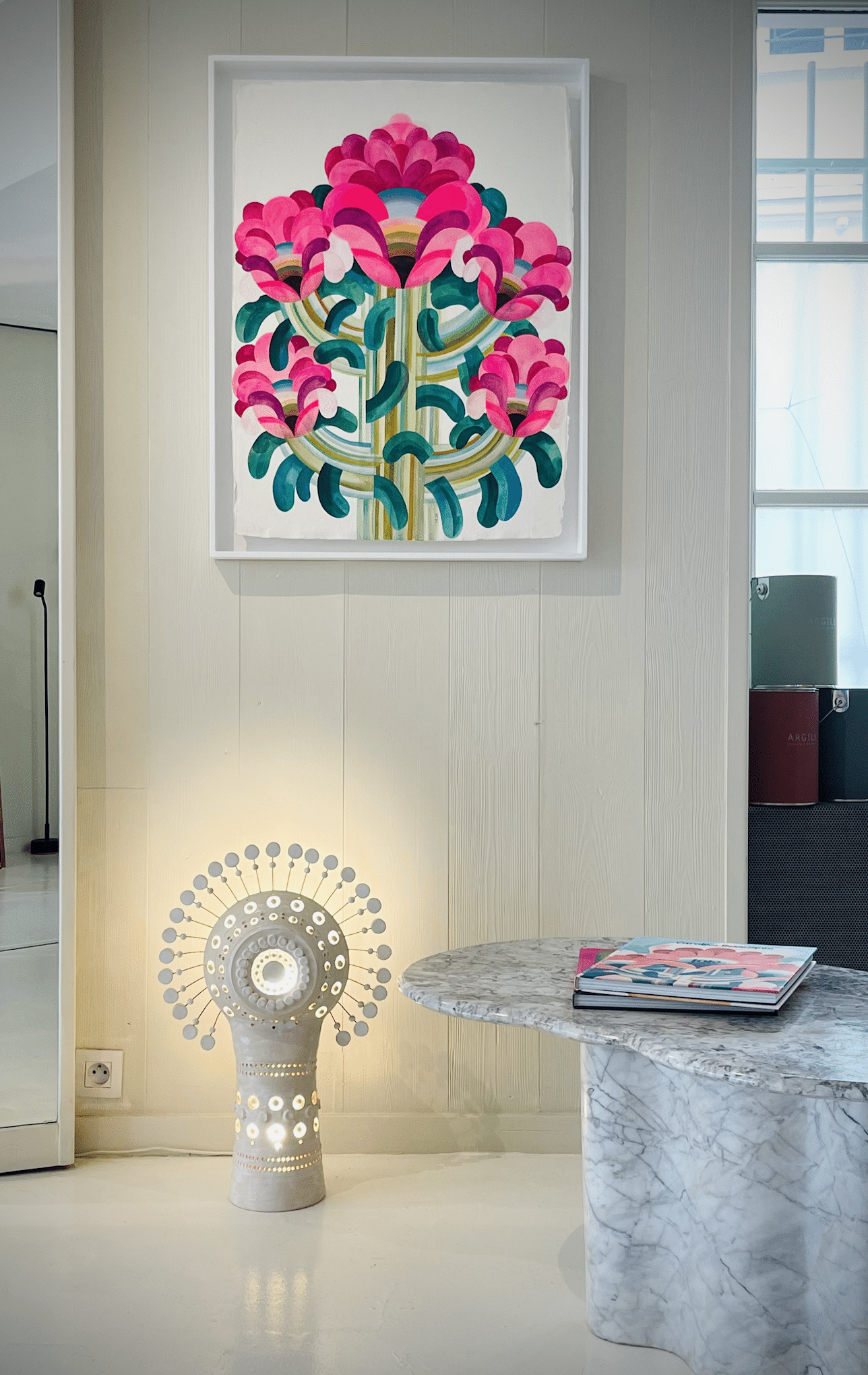 Showroom de Montmartre tableau de Caroline Rennequin et lampe Soleil en céramique de Georges Pelletier
