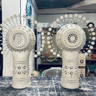 Paire de lampes Soleil en céramique émaillée blanc de Georges Pelletier