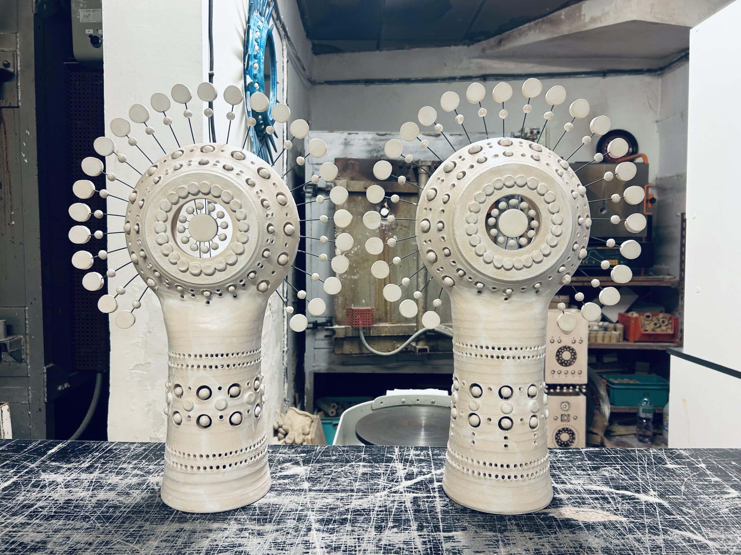 Paire de lampes Soleil en céramique émaillée blanc de Georges Pelletier